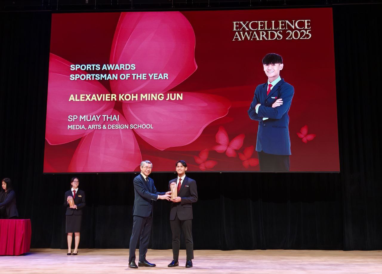 Alexavier Koh Ming Jun receiving award from PCEO